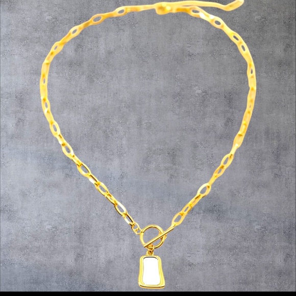 Gold plated stainless steel necklace with a mother of pearl pendant - Picture 8 of 9